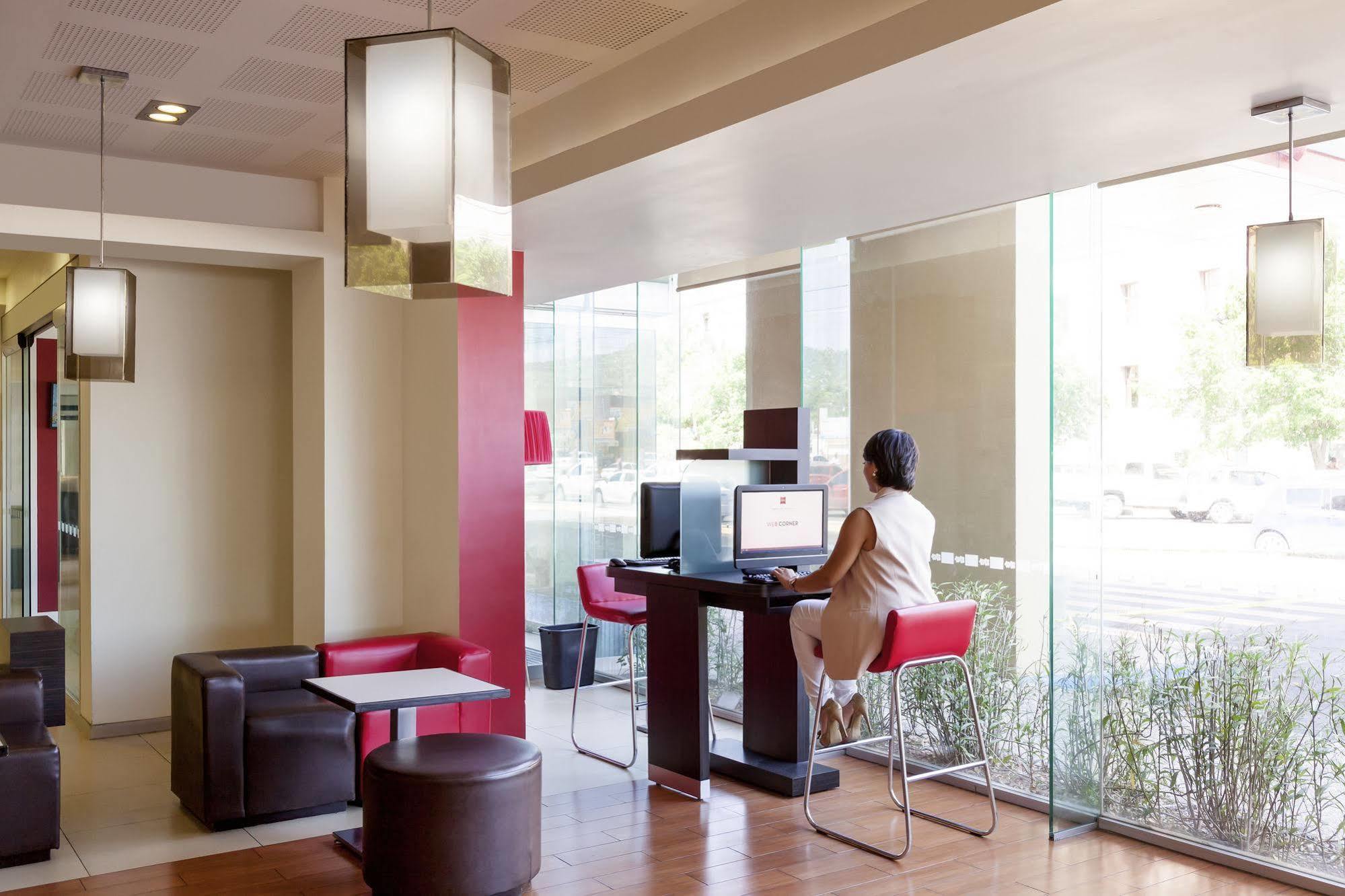 Ibis Hermosillo Buitenkant foto